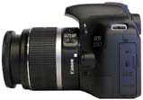 Canon EOS 550D v bočním detailu zleva (Kliknutí zvětší)