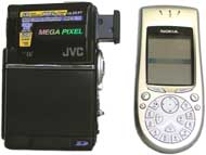 Srovnání s nejmenší videokamerou systému mini-DV: zde je JVC GR-DVP7 vedle mobilu Nokia 3650 (Klikni pro zvětšení)