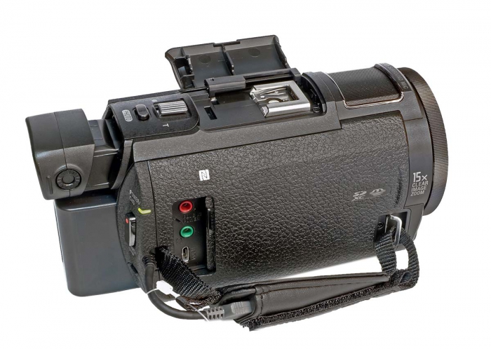 Videokamera SONY FDR-AX33: botka a konektory