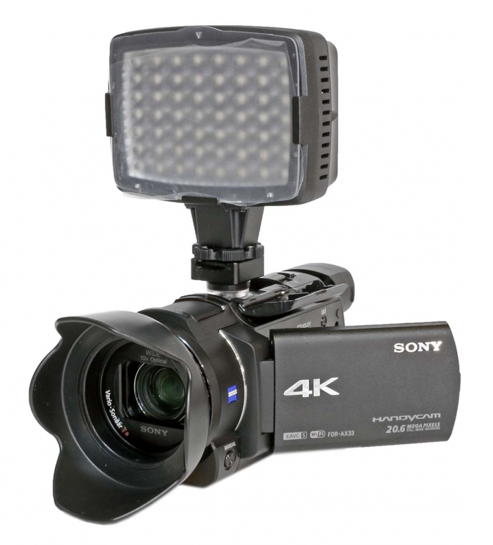 Videokamera SONY FDR-AX33 s redukcí a světlem