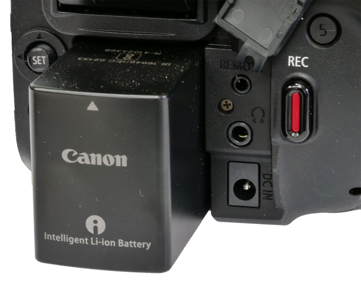 Videokamera Canon Legria GX10: zdířky u AKU