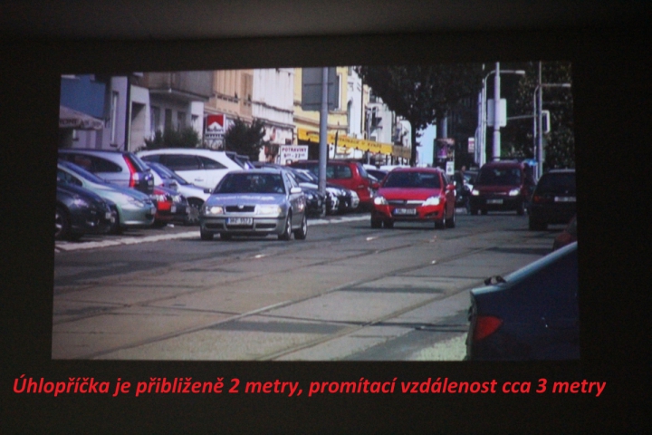 Fotografie projekce vestavěným projektorem u videokamery Sony PJ780 na bíle zdi