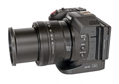 Videokamera CANON XC10 s vyjetým ZOOM-em