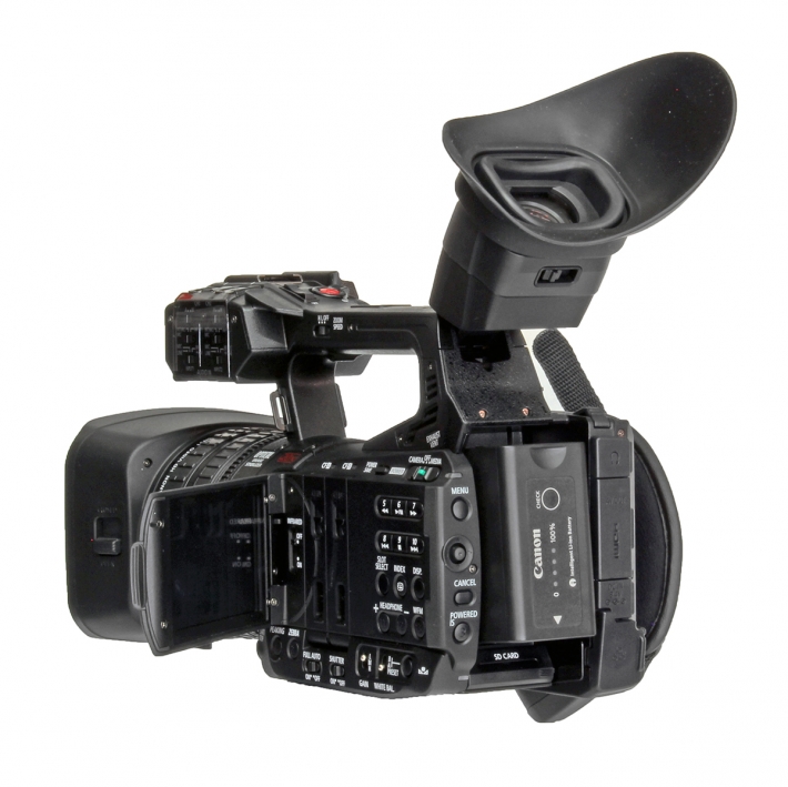 Videokamera Canon XF200 ze zadní perspektivy... 