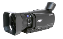 Videokamera Sony FDR-AX100 v přední perspektivě... 