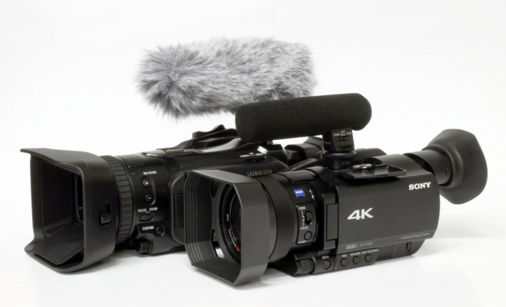 Videokamery Canon GX10 a Sony AX700 s mikrofony 