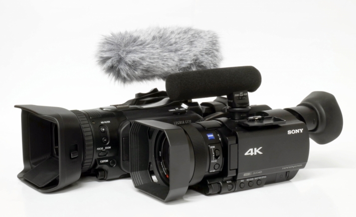 Videokamery Canon GX10 a Sony AX700 s mikrofony