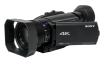 Videokamera Sony FDR-AX700 v přední perspektivě
