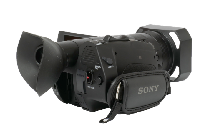 Videokamera Sony AX700 v perspektivě zezadu zprava