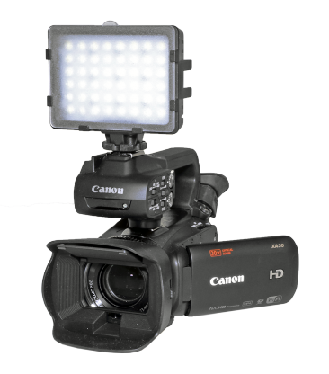 Canon XA30 se světlem zepředu