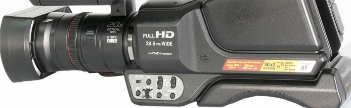 Videokamera Panasonic HC-MDH3 v bočním detailu...