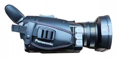 Videokamera Panasonic HC-X2000 v detailu zprava