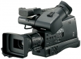 OBŘÍ Videokamera AG-HMC81 v přední perspektivě...