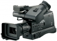 OBŘÍ Videokamera AG-HMC81 v přední perspektivě...