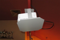 BenQ MH534: pohled na držák s přístrojem z boku