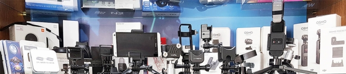 Detail naší vitrínky: poličky s DJI OSMO Pocket a doplňky