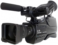 Videokamera Sony HXR-MC200 v přední perspektivě