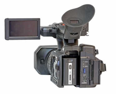 Videokamera Panasonic HC-X1000 v detailu zezadu...