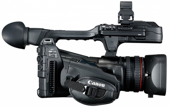 Videokamera Canon XF705 v detailu z pravoboku...