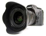 Masivní krasavec Canon EOS 5D s objektivem (Klikni pro zvětšení)