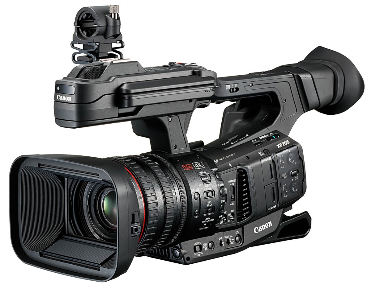 Videokamera Canon XF705 v přední perspektivě...