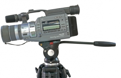 Popisovaný stativ Nest NT-777 s videokamerou Sony CCD-VX1