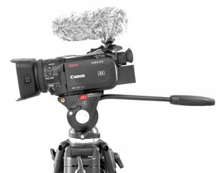 Popisovaný stativ Nest NT-777 s videokamerou Canon GX10