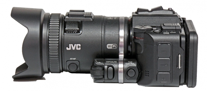 Videokamera JVC PX100 v detailu z levoboku