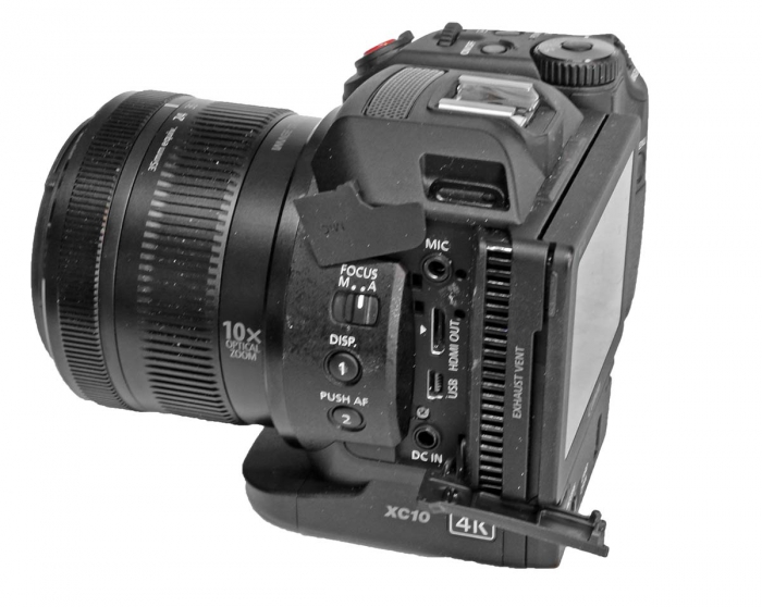 Videokamera CANON XC10 zleva: přípojné zdířky