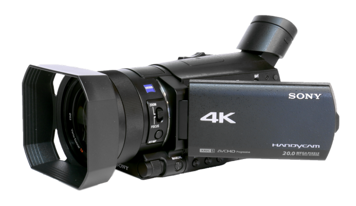 Videokamera Sony HDR-AX100 v přední perspektivě