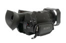 Videokamera FDR-AX700 v zadní perspektivě zprava 