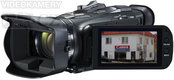 Videokamera Canon HF G26 v perspektivě s otevřeným LCD