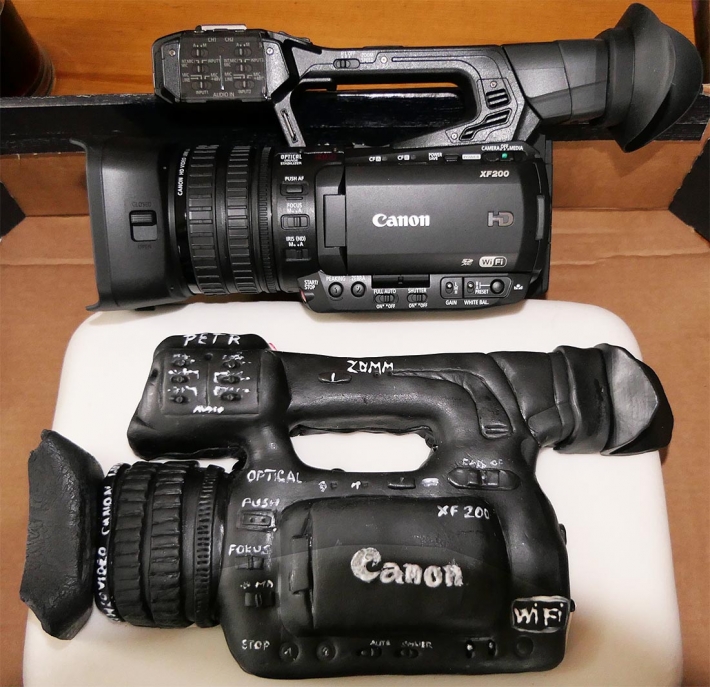 Canon XF200 jako skutečný vzor a dortová kopie