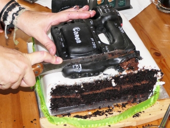 Narozeninový dort á la Canon XF200 se porcuje