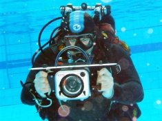 Podvodní záběr: potápěč s pouzdrem Sealux HXA25