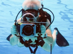 Podvodní záběr: potápěč s pouzdrem Sealux HXA25