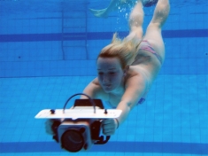 Potápěčka s podvodním pouzdrem HXA25 a kamerou