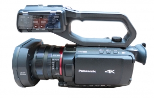 Videokamera Panasonic HC-X2000 v detailu zleva