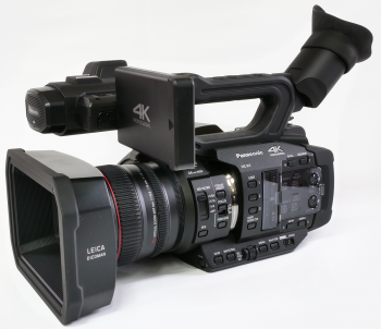 Videokamera Panasonic HC-X1 s vysunutým LCD