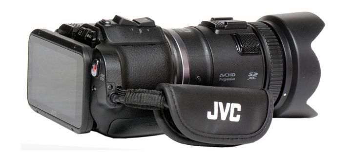 Videokamera JVC GC-PX100 s detaily krásného stroje 