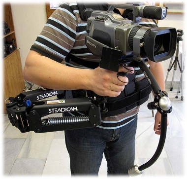 Velký stabilizátor videokamery na těle kameramana