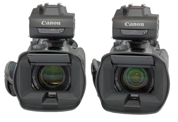 Canon XA11 a XA30 vedle sebe: objektivy otevřeny