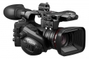 Videokamera Canon XF605 v pravé přední perspektivě