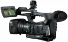 Videokamera Canon XF705 v levé zadní perspektivě...